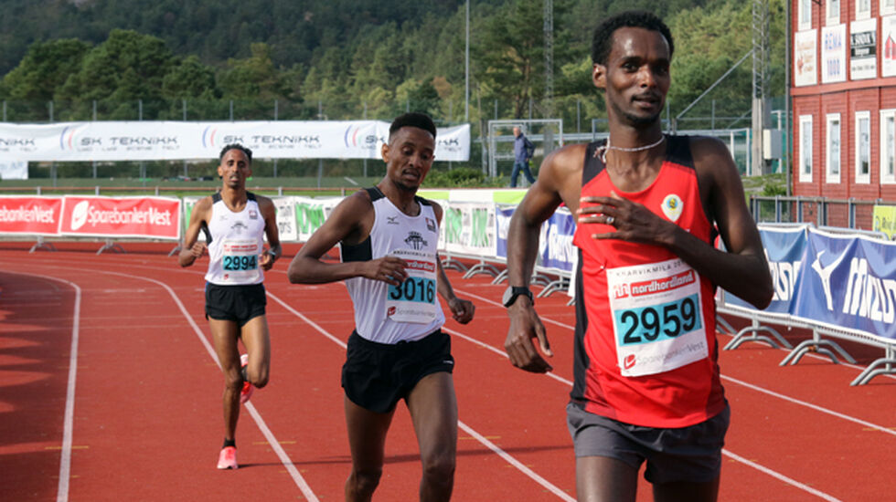 Spurtoppgjør: De tre norsk-eritreerne fulgte hverandre inntil det var 400 m igjen. Da satte Zerei Mezngi inn spurten og holdt begge Fissehatsion-guttene bak seg helt til mål. (Foto: Tom Roger Johansen)