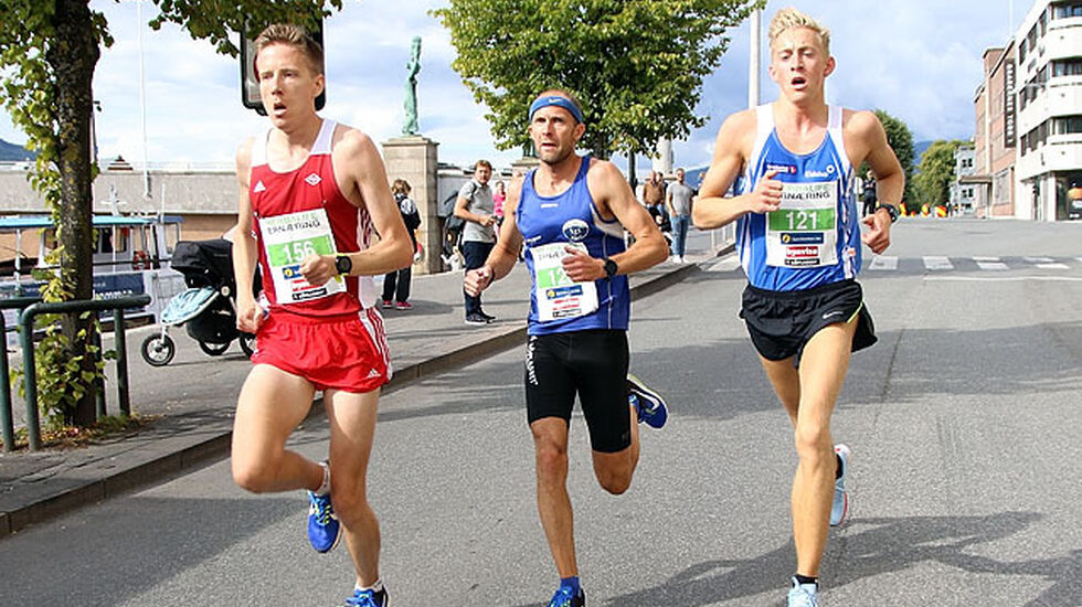 Det ble en skikkelig duell på 5 km med fra venstre  Ulrik Holvig, Vidar, Øystein Mørk, Sportsklubben Kraft og Even Brødbo Dahl, FIK Orion . Her er det en drøy km igjen av løpet. Foto: Heming Leira