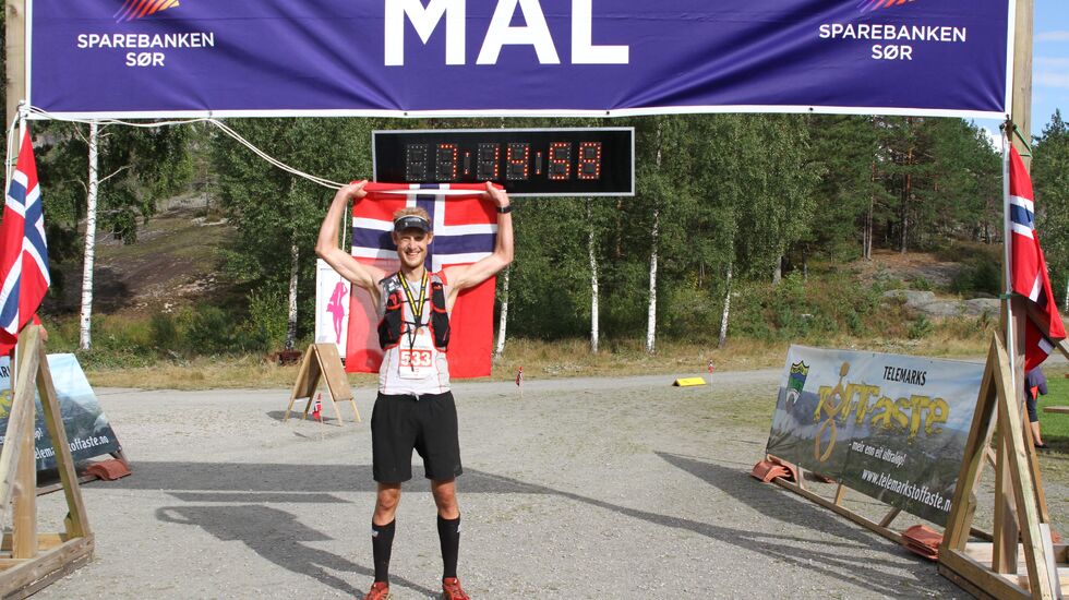 Tom Erik Halvorsen jubler for seier og løyperekord. (Foto: Olav Engen)