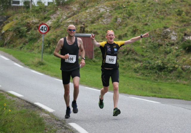 Espen Eik(106) og Henning Sulen Sæstad hadde følge store deler av løpet. Til slutt var det Espen som kunne dra i land seieren.    Foto: Kjetil Torgersen.