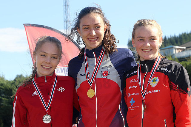 Premiepallen på 3000 meter for jenter 16 år: Emilie Mo, Kristin Svendby Otervik og Thea Austbø.