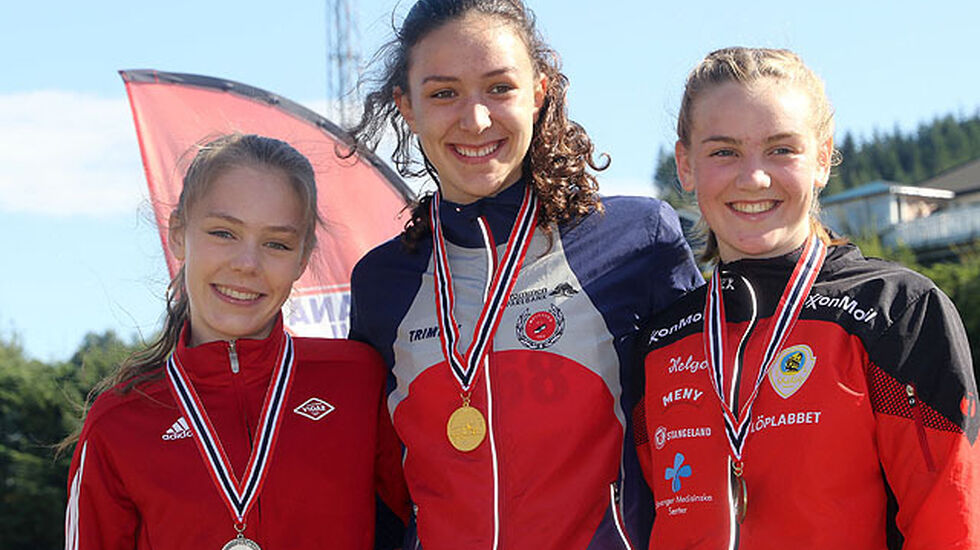 Premiepallen på 3000 meter for jenter 16 år: Emilie Mo, Kristin Svendby Otervik og Thea Austbø.