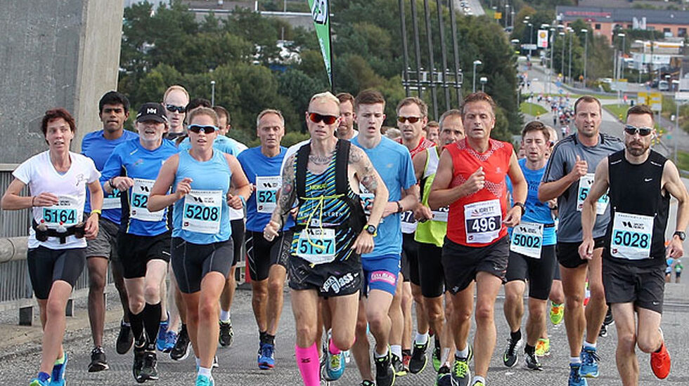 Fartsholder: Ny service for løperne i år var fartsholdere. Her har Bjørn Tore Kronen Taranger ledet løperne i 3 km til toppen av Hagelsundbroa. (Foto: Kjell Vigestad)
