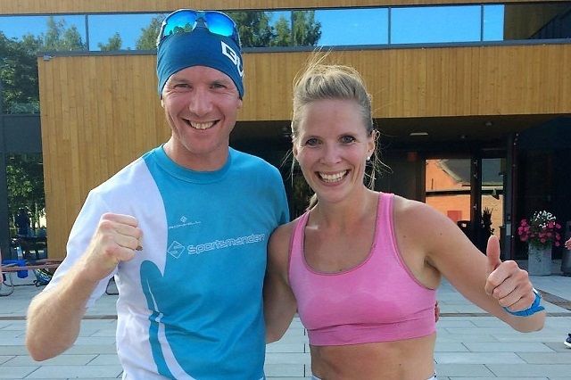Henning Mortensen og Ida Gjermunshaug Pedersen poserer som Gå-Jogg-vinnere - igjen. (Foto: Privat)