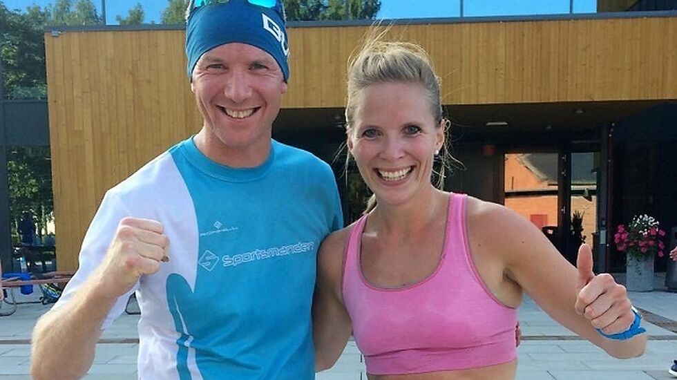Henning Mortensen og Ida Gjermunshaug Pedersen poserer som Gå-Jogg-vinnere - igjen. (Foto: Privat)