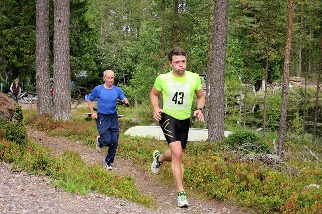 Vegard Lans Pedersen passerer far, Trond, ved Sagdammen 1 km før mål alene i tet. (Foto: Hilde Hagevik Odde)
