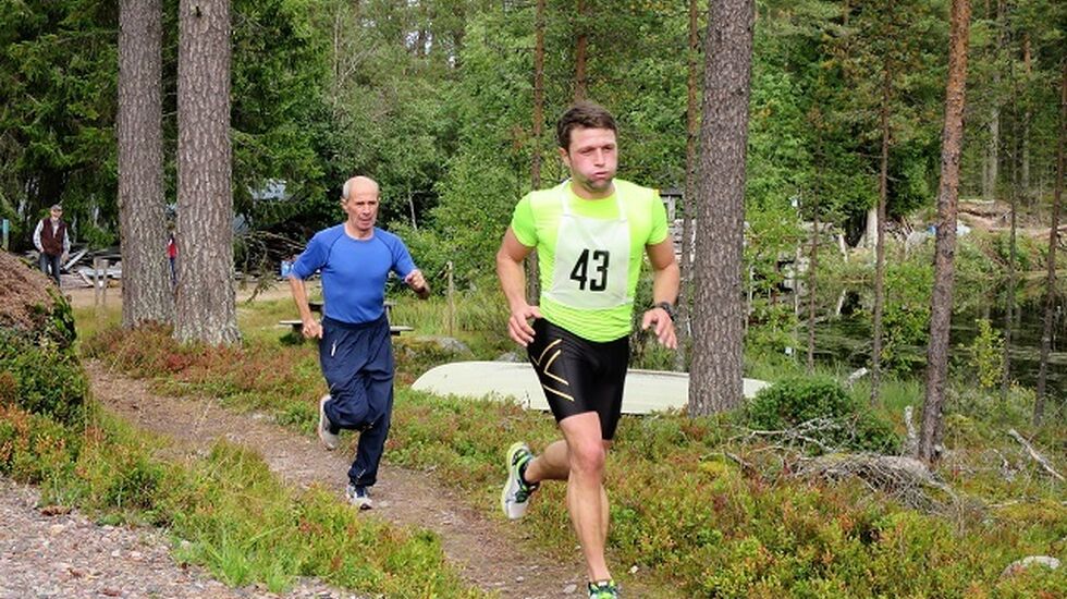 Vegard Lans Pedersen passerer far, Trond, ved Sagdammen 1 km før mål alene i tet. (Foto: Hilde Hagevik Odde)