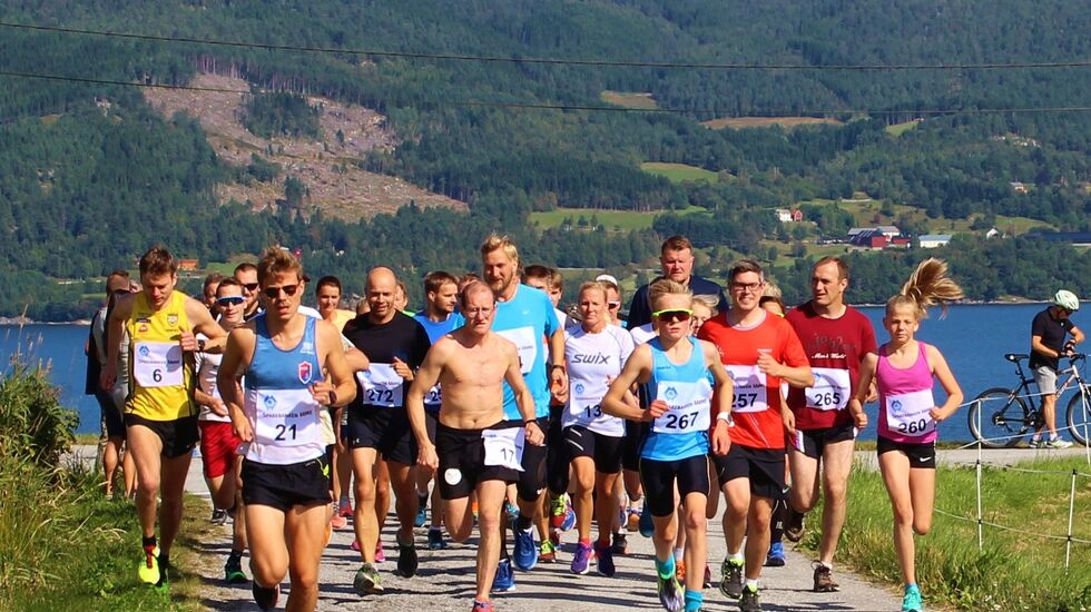 Startbilde der vi ser blant annet vinneren Ola Aspås med nummer 6, andremann Knut Hjertvik med nummer 21 og tredjemann Are Uran med nummer 21. (Foto: Arrangøren)