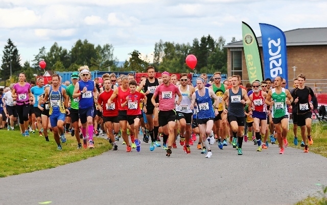 Fra starten på 10 km. (Foto: Bjørn Hytjanstorp)
