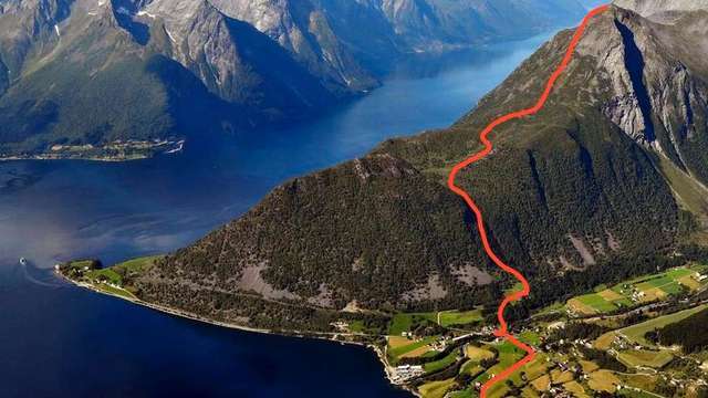 Vi ser ruta inntegnet for Saksaløpet med start fra Kaihuset på Urke. Til venstre ser vi fergestedet Leknes med forbindelse til Sæbø. En annen tilkomst er gjennom Norangsdalen og Øie fra Hellesylt. Foto: Arrangør