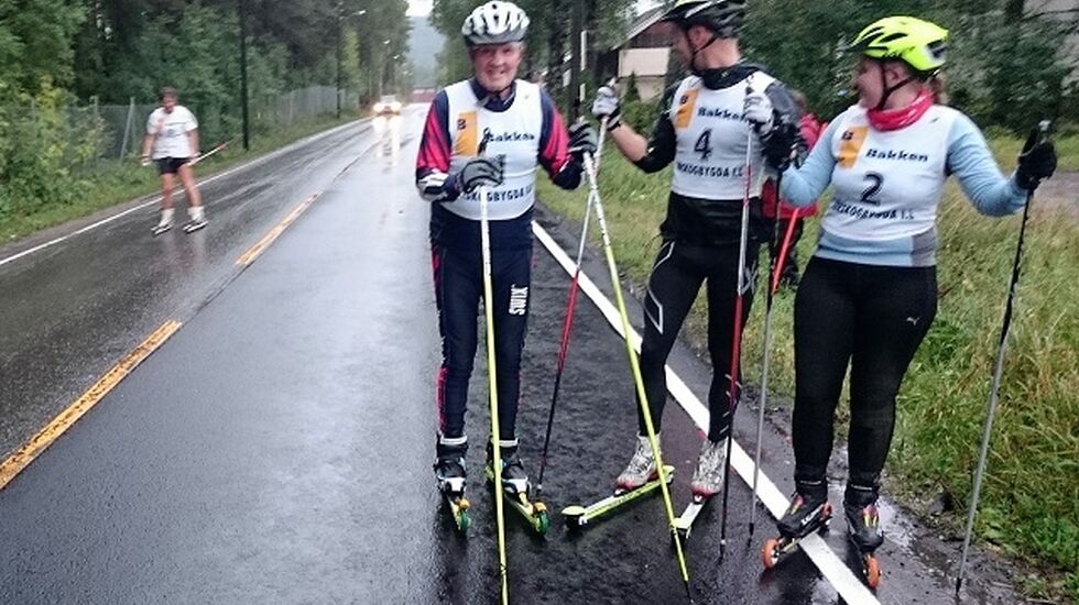 De tre første (fra h): Marianne Storberget, Jørgen Stensløkken og Kjell Nystuen i forgrunnen med Magnar Rismyhr mot mål i bakgrunnen.