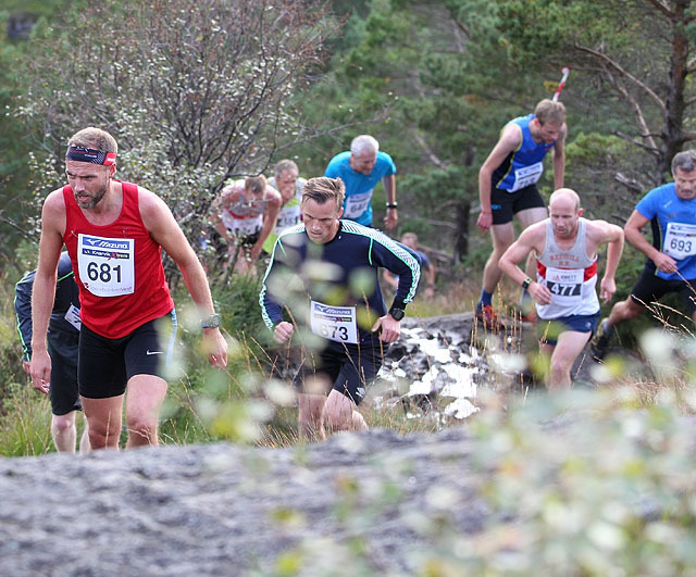 Tormod Vågenes, Haagen Nesse og engelske Leigh Stubbs (477) klatrer oppover etter 2 km. (Foto: Kjell Vigestad)