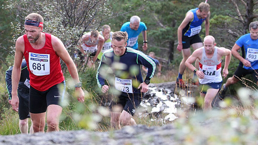 Tormod Vågenes, Haagen Nesse og engelske Leigh Stubbs (477) klatrer oppover etter 2 km. (Foto: Kjell Vigestad)