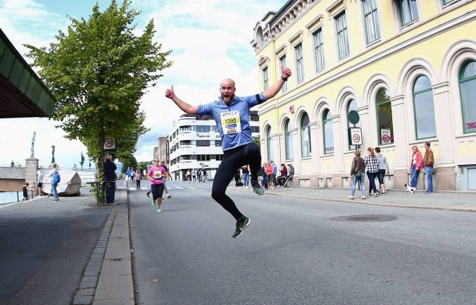 SÅNN vil vil vi se Drammen. I pur løpelykke. (Foto: Bjørn Hytjanstorp)