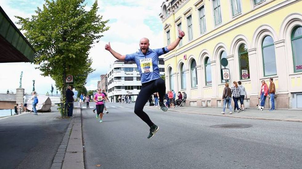 SÅNN vil vil vi se Drammen. I pur løpelykke. (Foto: Bjørn Hytjanstorp)