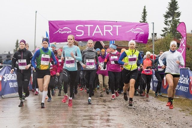 Fra starten på 13 km med årets vinner Silje Fjørtoft (172) side om side med fjorårets vinner Maja Solbakken (178). (Foto: Ola Matsson/Destinasjon Trysil)