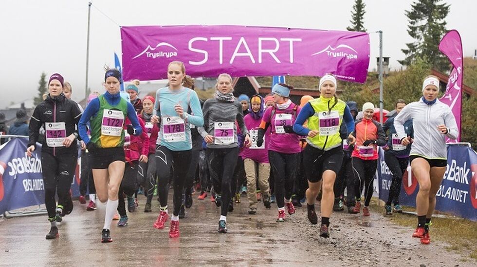 Fra starten på 13 km med årets vinner Silje Fjørtoft (172) side om side med fjorårets vinner Maja Solbakken (178). (Foto: Ola Matsson/Destinasjon Trysil)