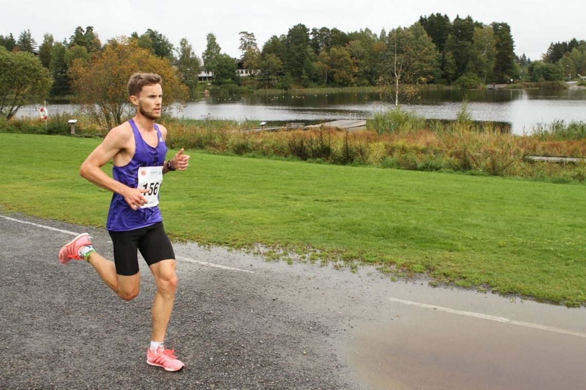 Andreas Myhre Sjurseth passerer 9 km på ca 29:40. (Foto: Olav Engen)
