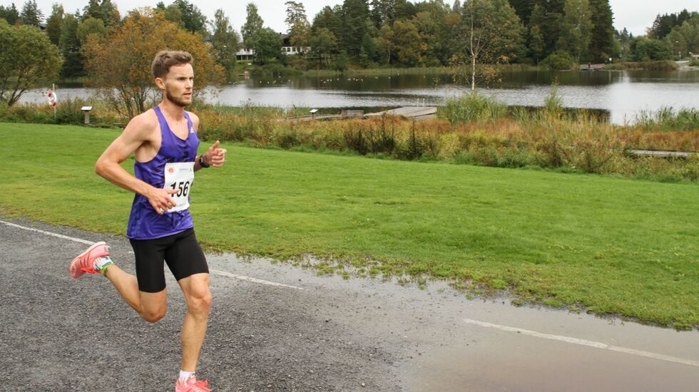 Andreas Myhre Sjurseth passerer 9 km på ca 29:40. (Foto: Olav Engen)