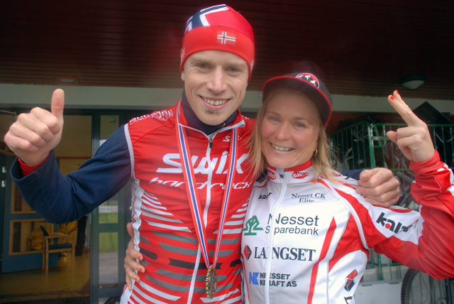 Glade sammenlagtvinnere i årets norgescup terreng maraton – Ole Hem fra Romeriksåsen og Hildegunn Gjertrud Hovdenak, Nesset. Foto : Arrangøren