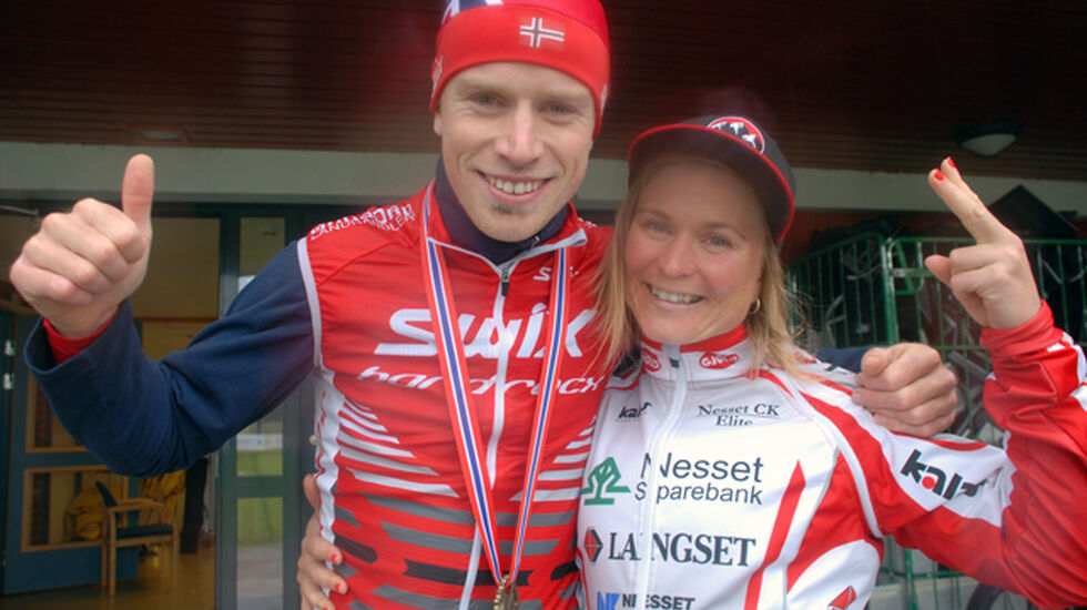Glade sammenlagtvinnere i årets norgescup terreng maraton – Ole Hem fra Romeriksåsen og Hildegunn Gjertrud Hovdenak, Nesset. Foto : Arrangøren