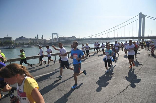 Budapest halvmaraton er et løp som har start og mål i byparken Városliget, mens løypa for en større del går langs Donau på både Buda- og Pest-siden av byen (Arkivfoto: futanet.hu).