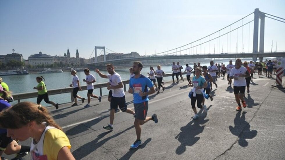 Budapest halvmaraton er et løp som har start og mål i byparken Városliget, mens løypa for en større del går langs Donau på både Buda- og Pest-siden av byen (Arkivfoto: futanet.hu). 