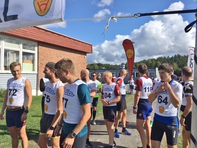 Klart til start for 11-kilometeren. Vi ser vinneren Mattis Sjøli med nr 72. (Foto: Arrangøren)