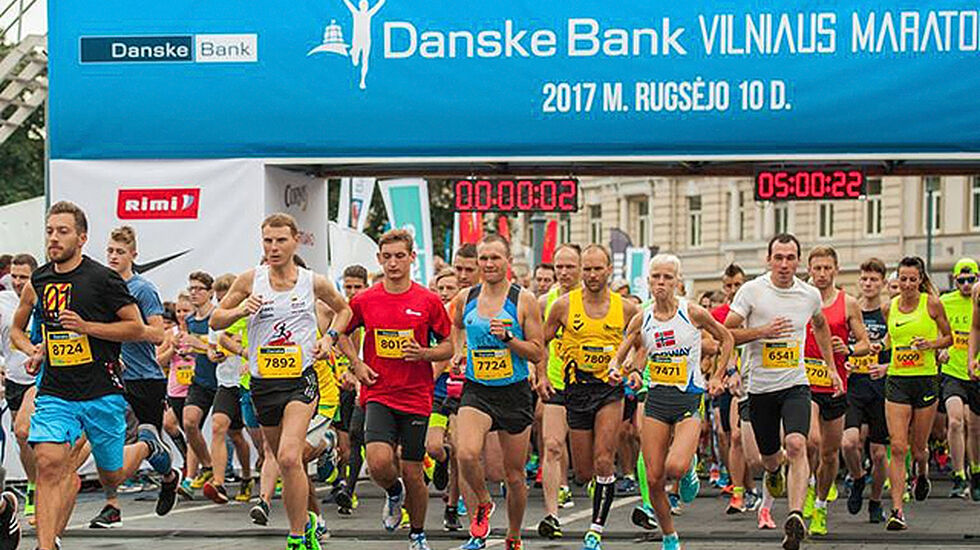 Foto RS*Start 10 km: Vi ser Julie Larsen godt plassert i første rekke med Norges-singlet. (Foto: arrangøren)