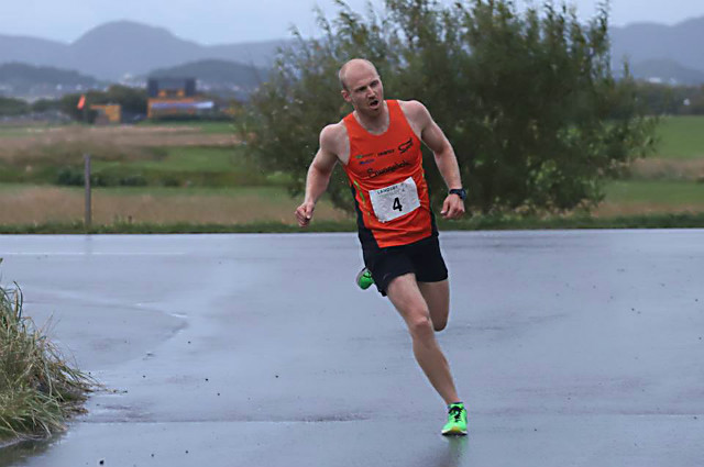 Simon Løvås fikk ærene av å bli den aller første som kom i mål i det aller første Solastranden. Foto: Steffen Thoresen, arrangøren