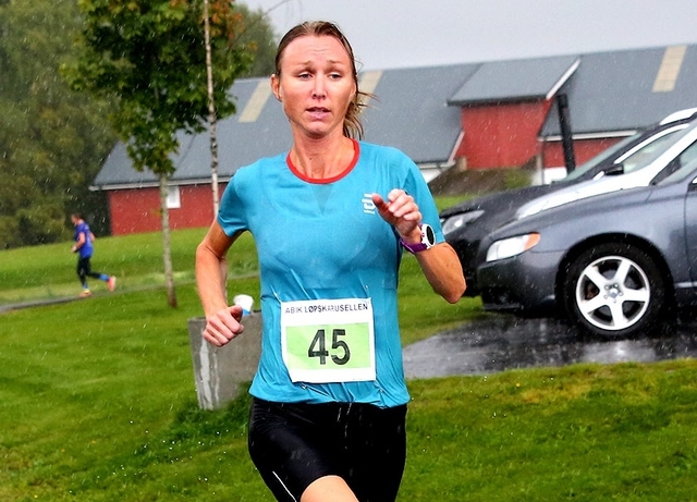 Silje Christiansen vant 800 meter i ABIK-karusellens 8. løp, bildet er fra 7. løp på Råholt. (Foto: Bjørn Hytjanstorp)