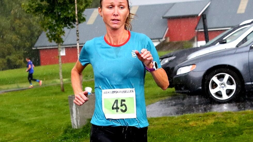 Silje Christiansen vant 800 meter i ABIK-karusellens 8. løp, bildet er fra 7. løp på Råholt. (Foto: Bjørn Hytjanstorp)