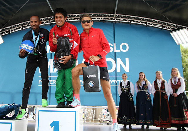 Andreas på pallen sammen med blant annet Yuki Kawauchi. (Foto: Runar Gilberg)