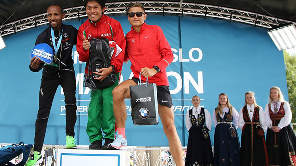 Andreas på pallen sammen med blant annet Yuki Kawauchi. (Foto: Runar Gilberg)