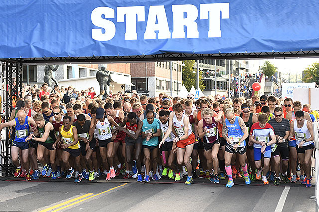 Fra starten på halvmaraton i fjor. (Foto: Bjørn Johannessen)