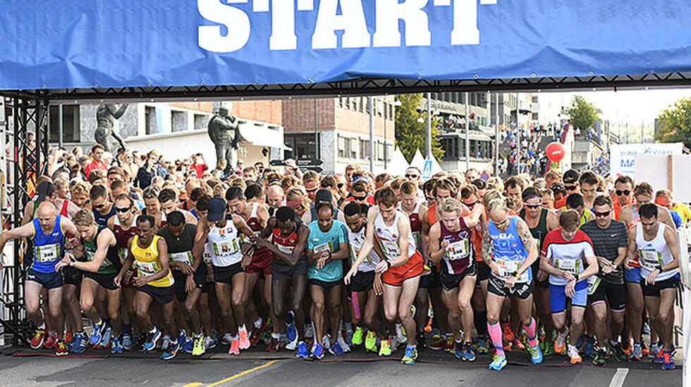 Fra starten på halvmaraton i fjor. (Foto: Bjørn Johannessen)