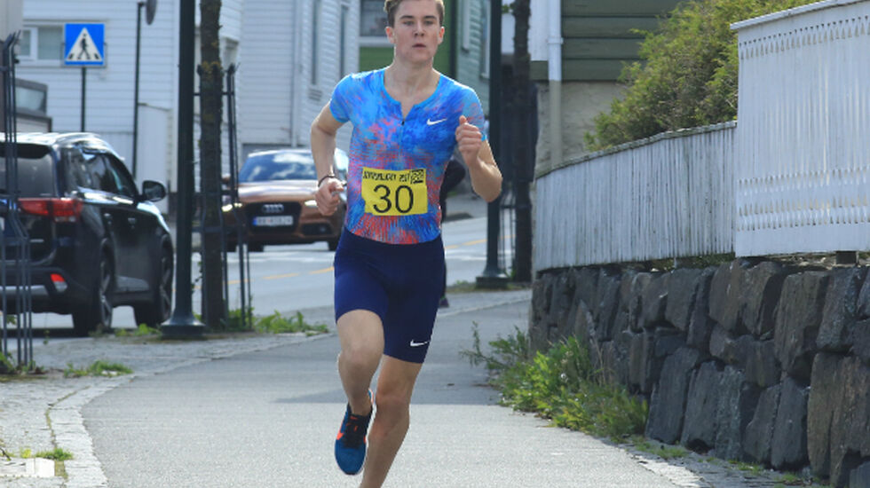 Jakob Ingebrigtsen løper inn til suveren seier og smadrer sin et år gamle løyperekord i Egersund.  Foto: Knut Ro Sørensen.