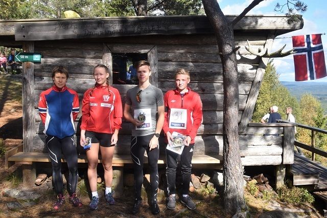 Fire av klassevinnerne samlet på toppen av Seterberget (fra v.): Gro Strand, Tiril Knutsen , Lars Gåsvik Narvestad og Marius Evjebråten. (Arrangørfoto)