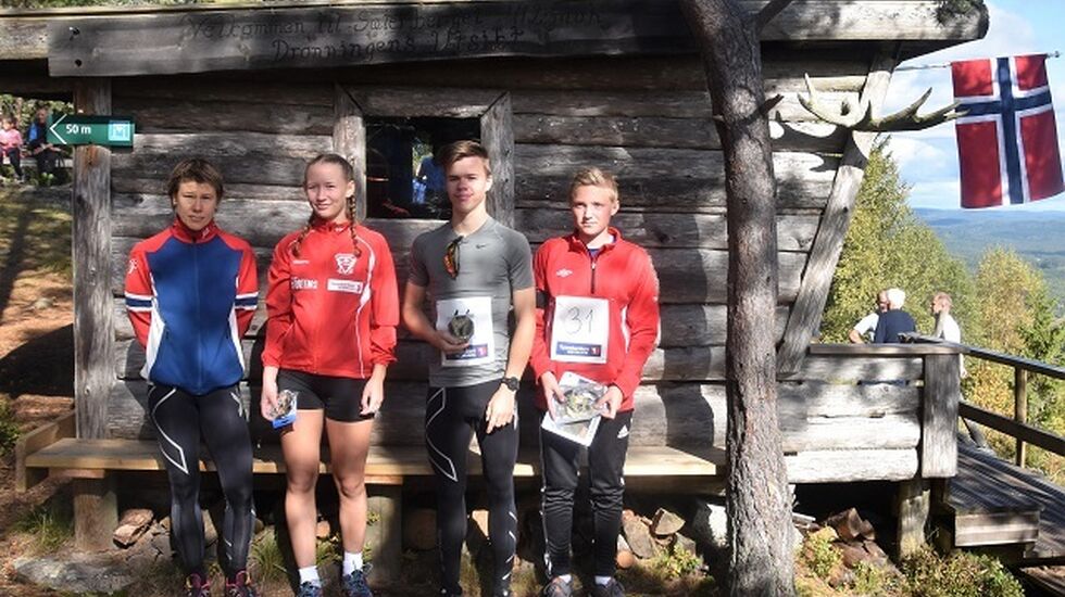 Fire av klassevinnerne samlet på toppen av Seterberget (fra v.): Gro Strand, Tiril Knutsen , Lars Gåsvik Narvestad og Marius Evjebråten. (Arrangørfoto)