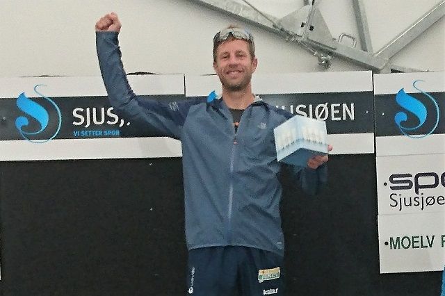 Thomas Pedersen øverst på pallen også etter klasseseier i Sjusjøløpet i sommer. (Foto: Privat)