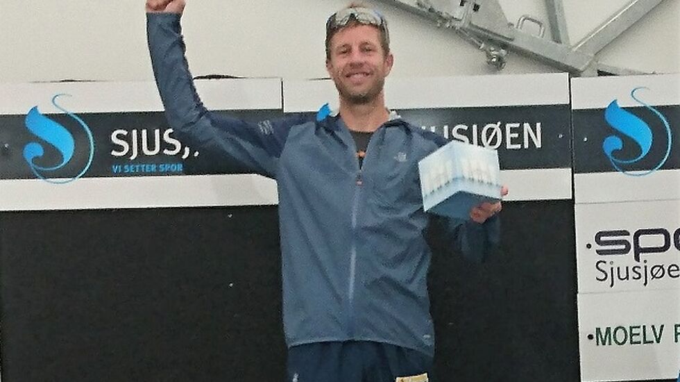 Thomas Pedersen øverst på pallen også etter klasseseier i Sjusjøløpet i sommer. (Foto: Privat)