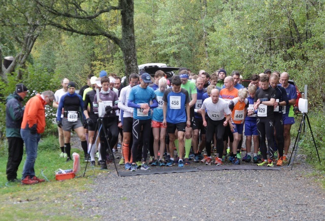Starten for Østremsetra Opp er ved bommen på Emblemsanden der en løper østover mot elva. Første 400 meter er flate før en tar inn på turstien opp til undergang ved hovedveien.