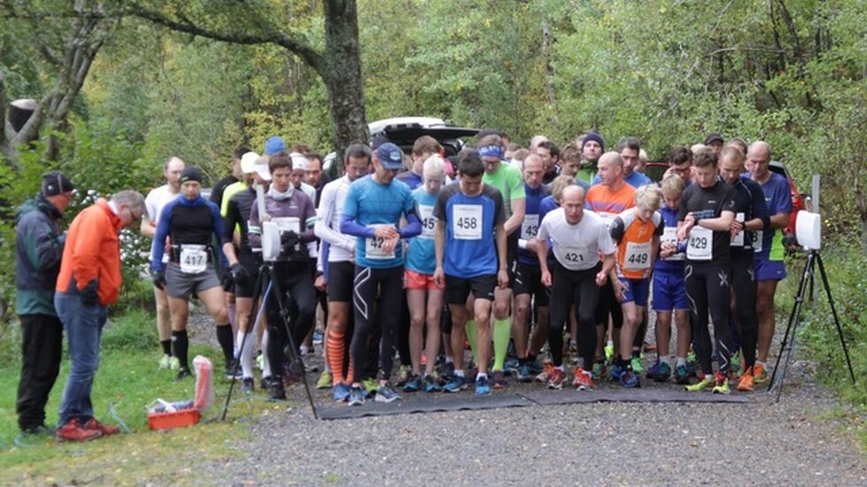 Starten for Østremsetra Opp er ved bommen på Emblemsanden der en løper østover mot elva. Første 400 meter er flate før en tar inn på turstien opp til undergang ved hovedveien.