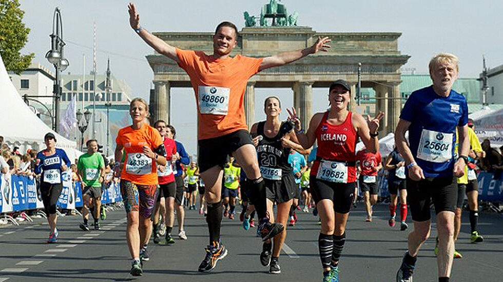 Brandenburger tor: Porten mellom øst og vest i Berlin er kulisse når løperne løper mot mål langs 17. juni-gaten.. (Foto: arrangøren)