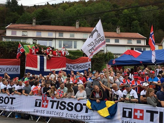 Helt utrolig: Det var et fantastisk syn da publikum tapetserte veiskuldrene under VM i Bergen. (Foto: Sigrun Sunde)