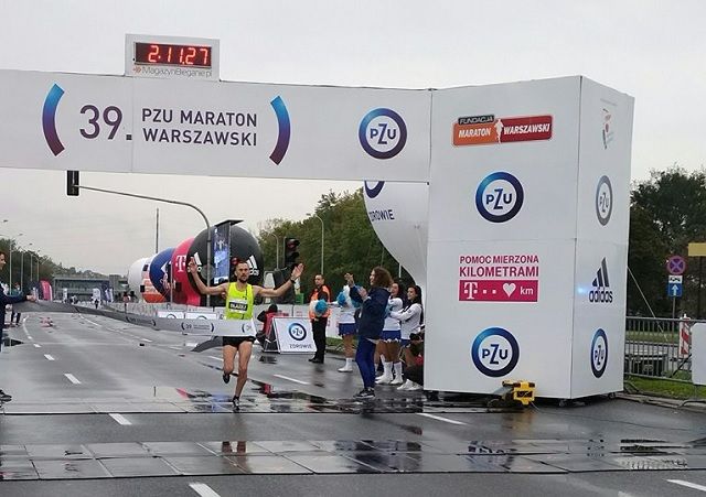 Polske Blazej Brzezinski vinner årets regnpregede Warszawa Marathon på 2.11.27 (Foto: Facebook/Maraton Warszawski)