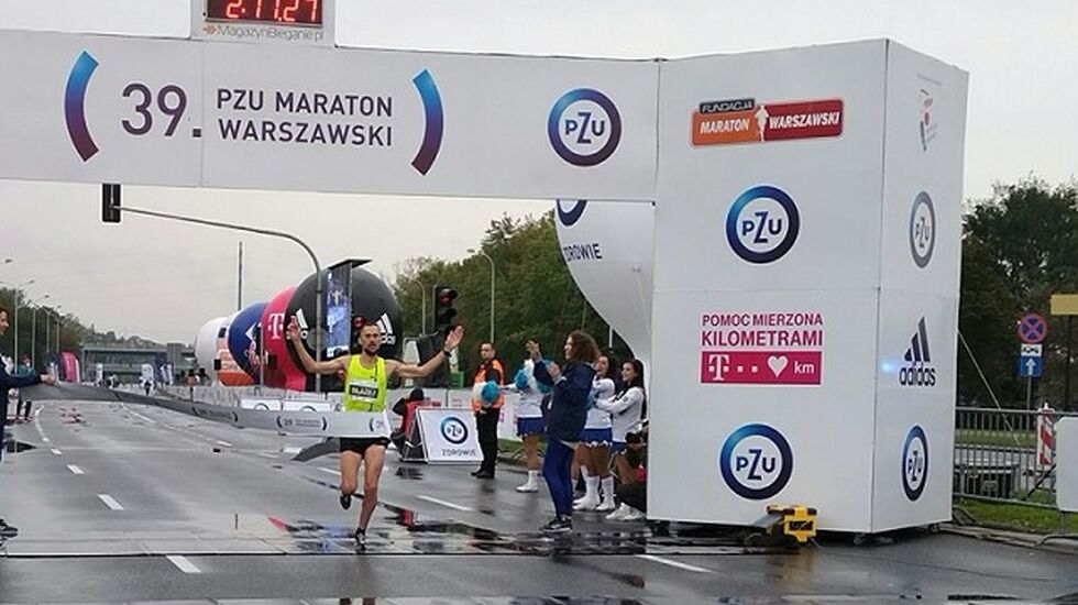 Polske Blazej Brzezinski vinner årets regnpregede Warszawa Marathon på 2.11.27 (Foto: Facebook/Maraton Warszawski)
