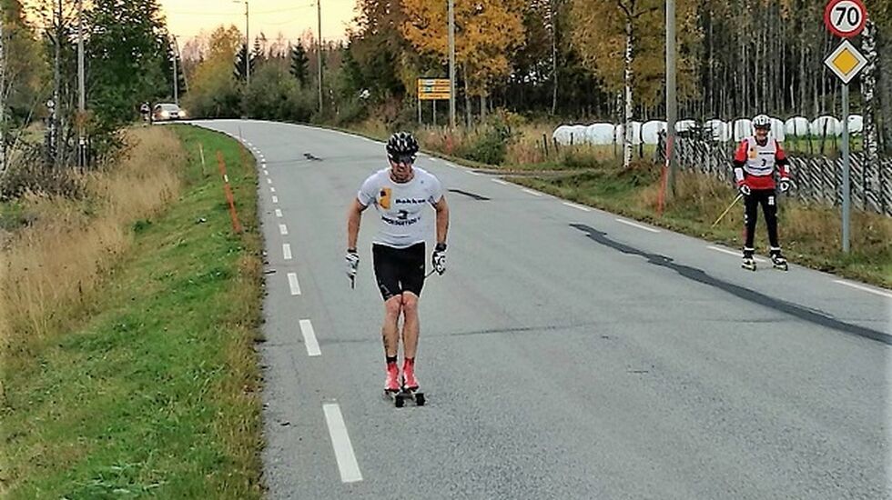 Jørgen Stensløkken mot mål i ensom majestet med rulleskigeneral Kjell Nystuen som tilskuer. (Foto: Trond Ole Myrvold)