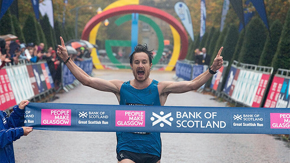 Chris Thompson hadde ikke favorittstempelet, men slo til med djerv frontløping og løp fra mannen som ble nummer fire på maratonløpet i VM, Callum Hawkins, med god margin. (Foto: arrangøren) 