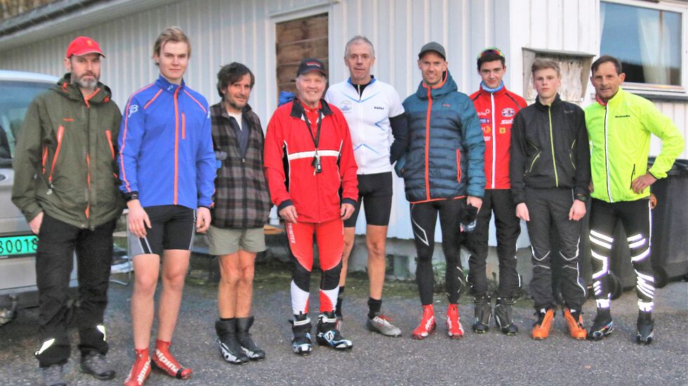 En samlet rulleskigjeng ved Hagen grendehus etter årets siste dyst. Fra v.: Trond Ole Myrvold (arrangør), Karsten Østeberg, Magnar Rismyhr, Kjell Nystuen, Jørgen Stensløkken, Martin Stensrud, Petter Sagen og Rolf Bakken. (Foto: Lene Soberg)